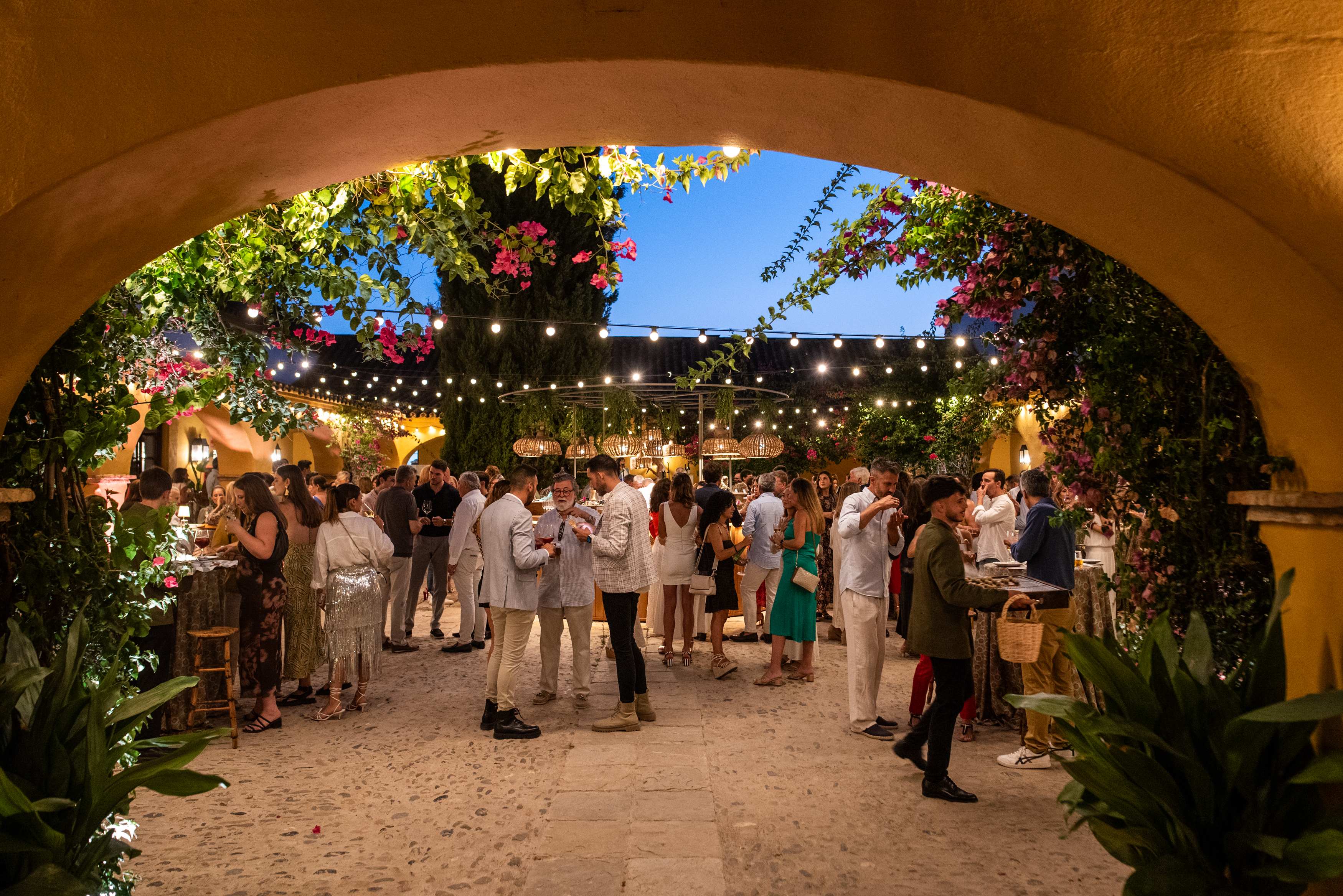 Patio La Siega iluminado de noche