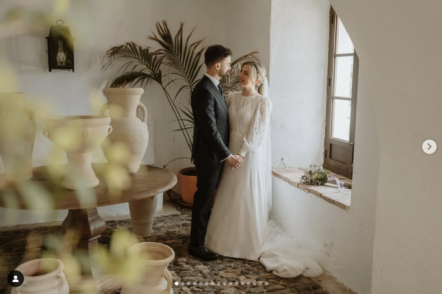 Pareja de novios en el interior del cortijo