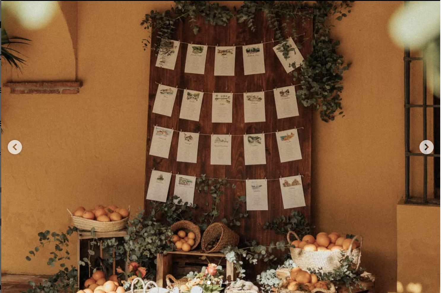 Seating plan creativo con panel de madera y decoración de naranjas